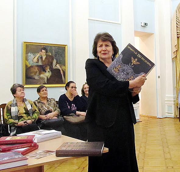 Книги в дар Музею изобразительных искусств Карелии от Государственного Эрмитажа. Фото Валентины Чаженгиной